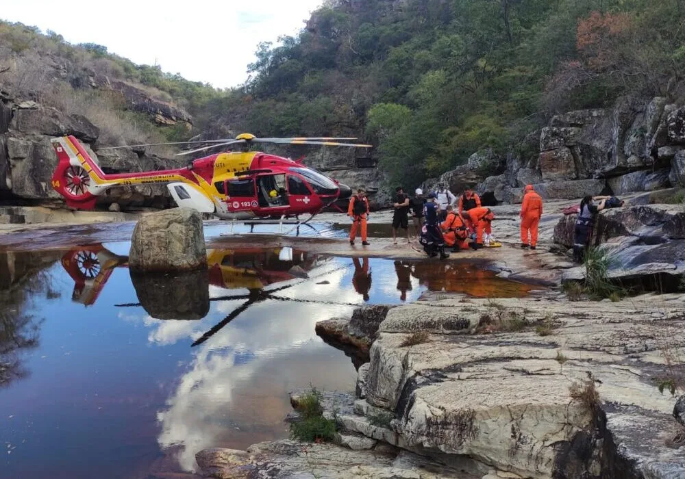 Mulher perde movimento das pernas após queda em cachoeira e é resgatada de helicóptero em Minas Gerais