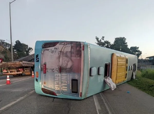 Ônibus tomba na BR-040 e deixa 21 feridos em Ribeirão das Neves Ônibus tomba na BR-040 e deixa 21 feridos em Ribeirão das Neves