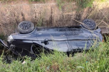 Carro capota e cai em córrego em Ribeirão das Neves