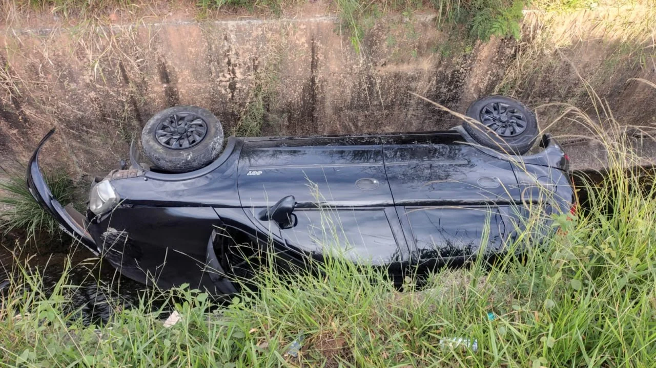 Carro capota e cai em córrego em Ribeirão das Neves
