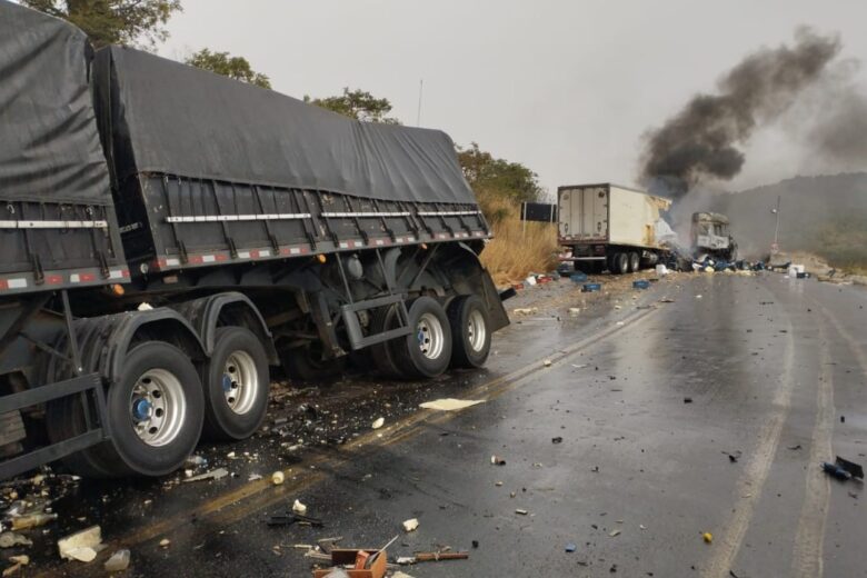 Grave acidente com três veículos de carga deixa um morto e interdita a BR-251 por nove horas