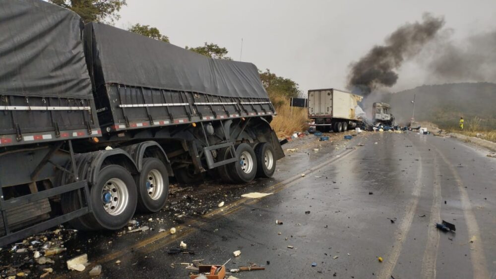 Grave acidente com três veículos de carga deixa um morto e interdita a BR-251 por nove horas