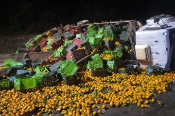 Caminhão carregado de mexericas capota no Anel Rodoviário de BH e motorista fica ferido