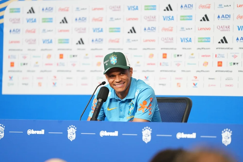 Copa do Mund: Douglas Santos quer seguir "alegrando todo torcedor brasileiro"