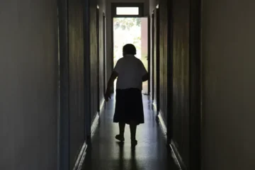 Duas em cada três pessoas com Alzheimer são mulheres; sintomas podem começar aos 45 anos