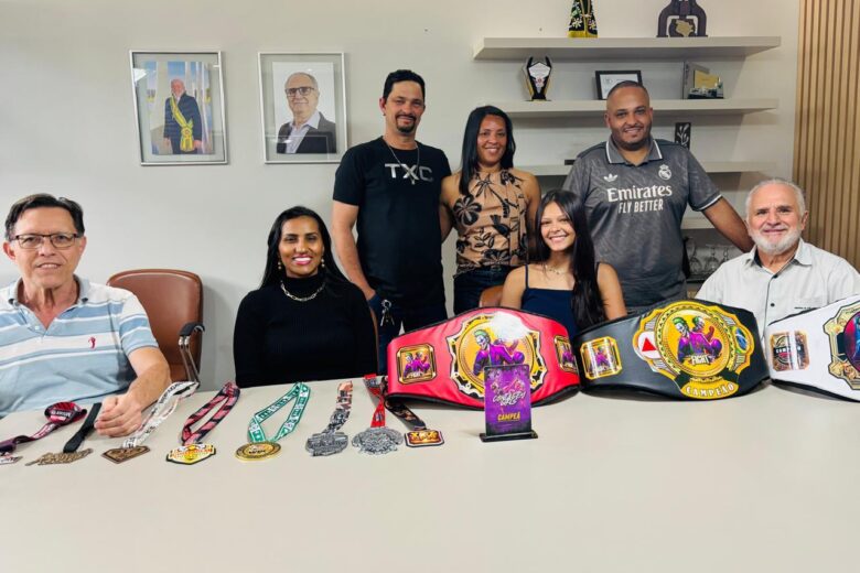 Prefeito de João Monlevade recebe jovem  atleta  de Muay Thai