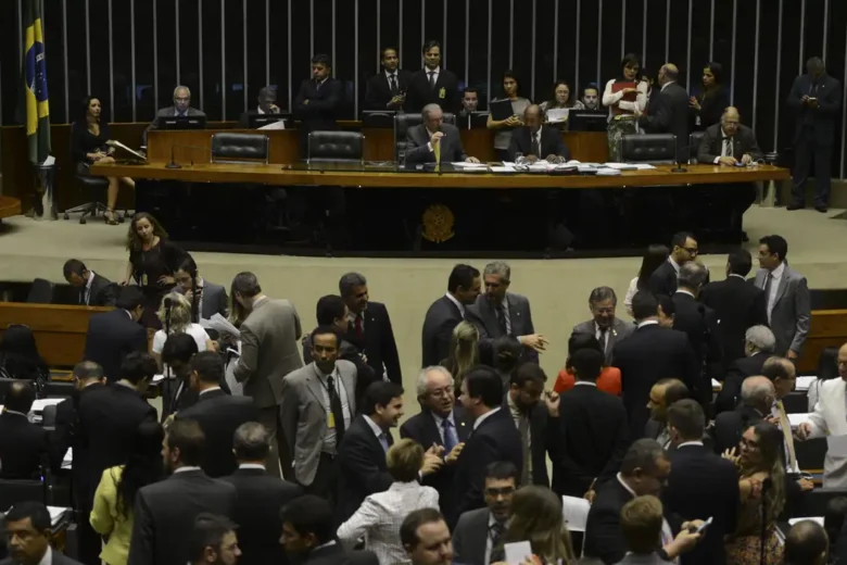 Comissão da Câmara aprova projeto que anula casamento de menores de 16 anos