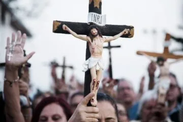 Câmara aprova em primeiro turno projeto que cria medidas de combate à cristofobia