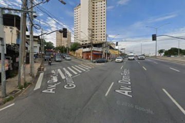 Mulher cai de moto por aplicativo e morre atropelada por ônibus em BH