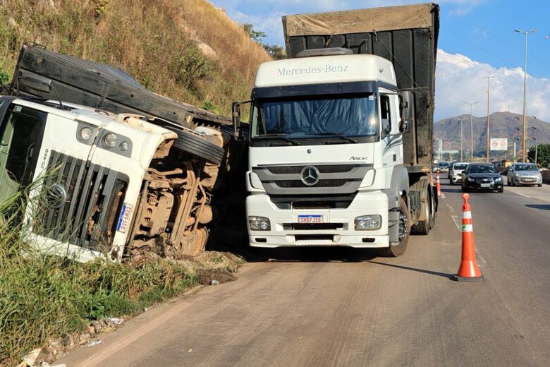 Carreta com carvão tombada mantém faixa do Anel Rodoviário bloqueada pelo terceiro dia