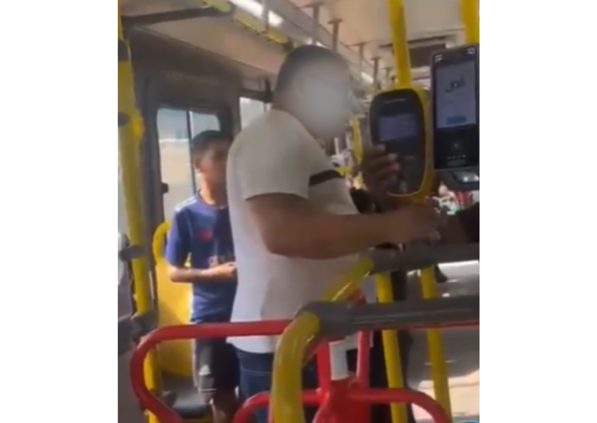 Passageiros retiram homem de ônibus após ofensas racistas contra motorista no Rio de Janeiro