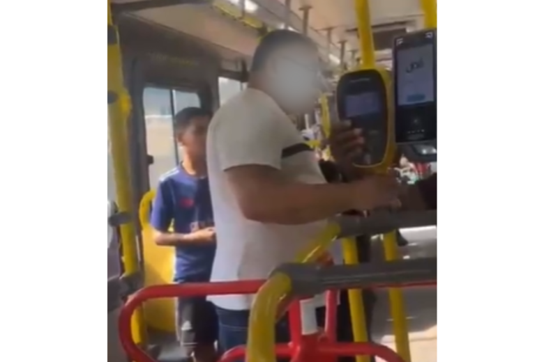 Passageiros retiram homem de ônibus após ofensas racistas contra motorista no Rio de Janeiro