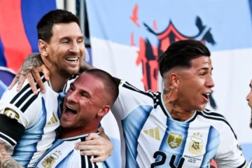 Argentina supera a Inglaterra por 2 a 1 e enfrentará a Espanha na decisão da Copa do Mundo 2026
