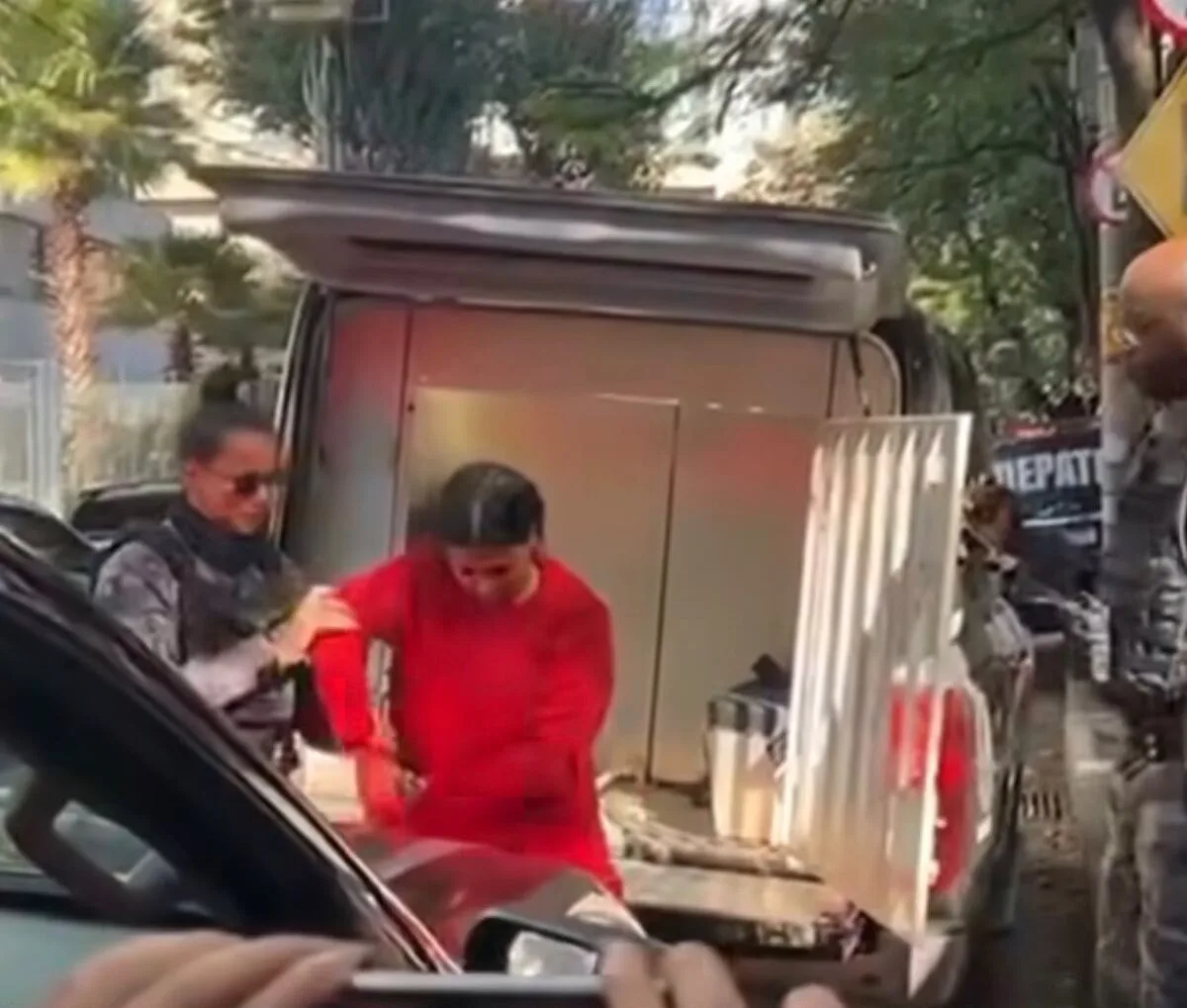 Diarista citou galinha ao falar dos golpes contra casal e alegou ouvir voz