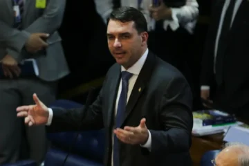 Flávio Bolsonaro pede aos EUA pausa de 180 dias antes das novas tarifas