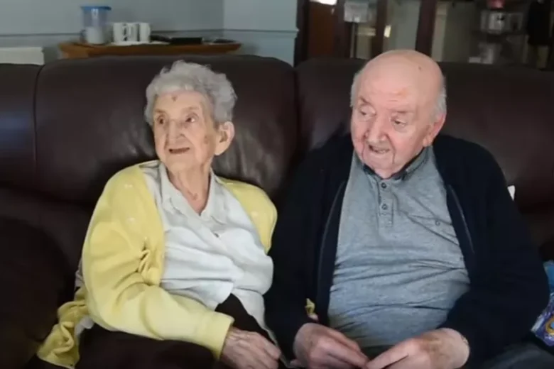 Aos 98 anos, mãe se muda para asilo para cuidar do filho de 80 anos