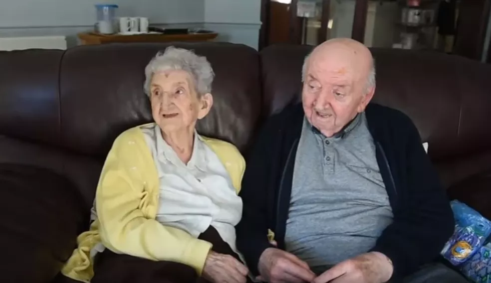 Aos 98 anos, mãe se muda para asilo para cuidar do filho de 80 anos