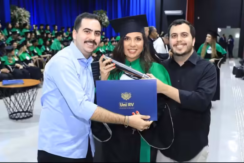Mãe de 4 filhos médicos se formou em Medicina aos 53 anos