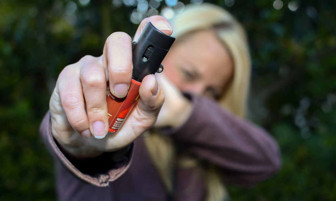 Mulheres podem comprar e usar spray de pimenta para defesa pessoal