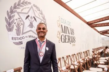 Prefeito de Barão de Cocais recebe Medalha Minas Gerais em cerimônia em Mariana