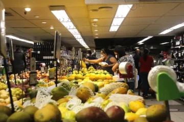 Supermercados brasileiros testam autoatendimento e podem abandonar operadores de caixa