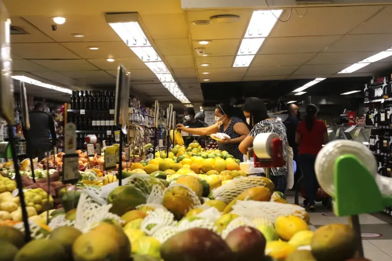 Supermercados brasileiros testam autoatendimento e podem abandonar operadores de caixa Supermercados brasileiros testam autoatendimento e podem abandonar operadores de caixa