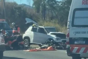 Acidente entre carro e ônibus causa lentidão na BR-381, em Sabará