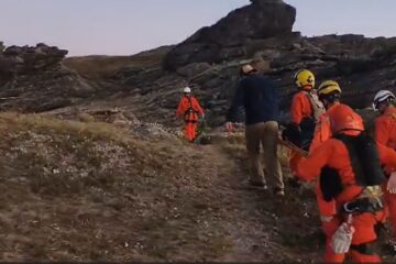 Mulher é resgatada de helicóptero após sofrer acidente em trilha no Pico do Itacolomi