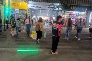 Semáforo com luzes de LED no chão chega a novo cruzamento no Centro de BH