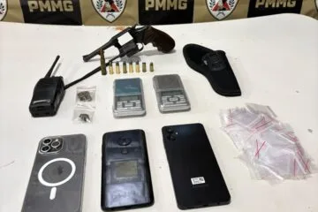Três suspeitos são presos por tráfico de drogas e porte ilegal de arma de fogo após denúncia de tentativa de roubo em Itabira