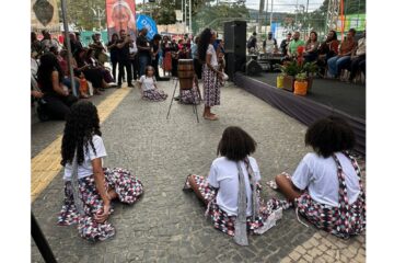 Alunos do projeto “Vozes Negras”, da Escola Dona Inês Torres, fazem apresentação cultural na inauguração da Casa da Igualdade Racial em Itabira