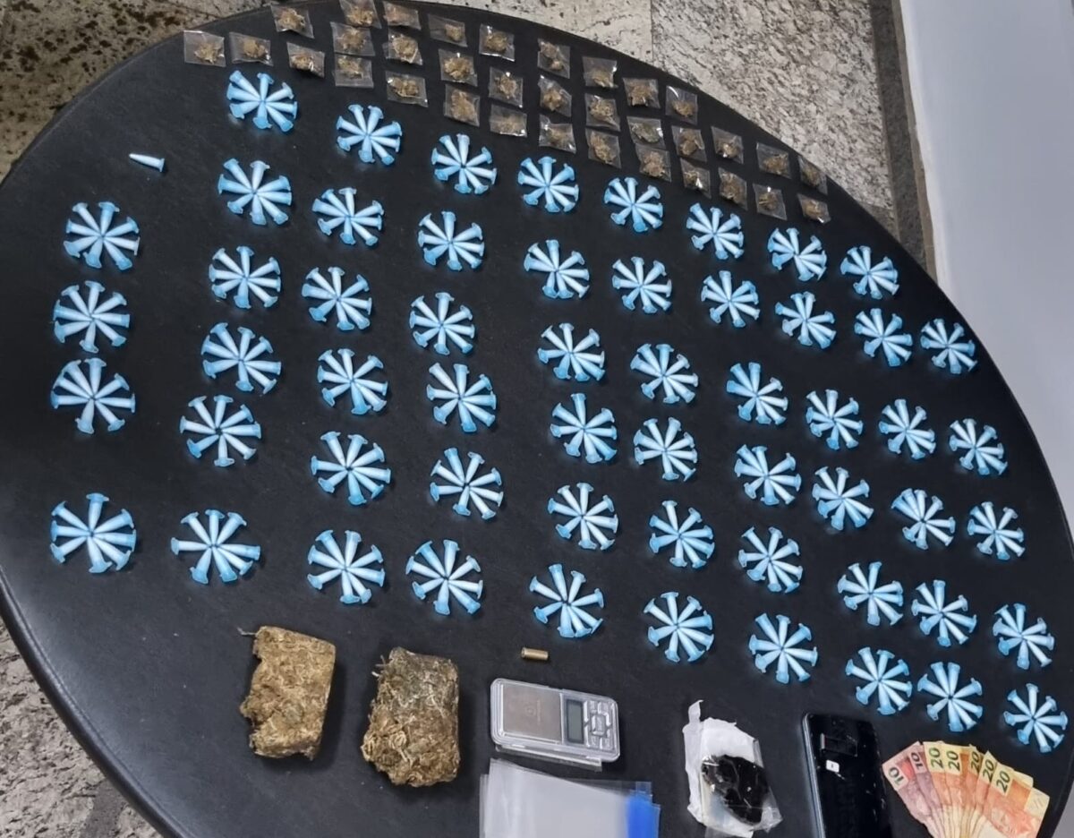 Polícia Militar prende jovem e apreende mais 450 pinos de cocaína durante operação em Barão de Cocais