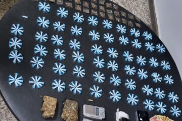 Polícia Militar prende jovem e apreende mais 450 pinos de cocaína durante operação em Barão de Cocais