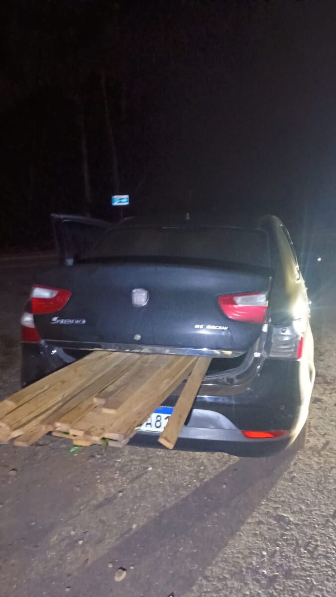 Motorista abandona carro carregado com madeira furtada e foge para mata ao avistar polícia em Itabira