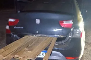 Motorista abandona carro carregado com madeira furtada e foge para mata ao avistar polícia em Itabira