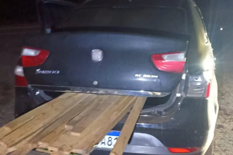 Motorista abandona carro carregado com madeira furtada e foge para mata ao avistar polícia em Itabira