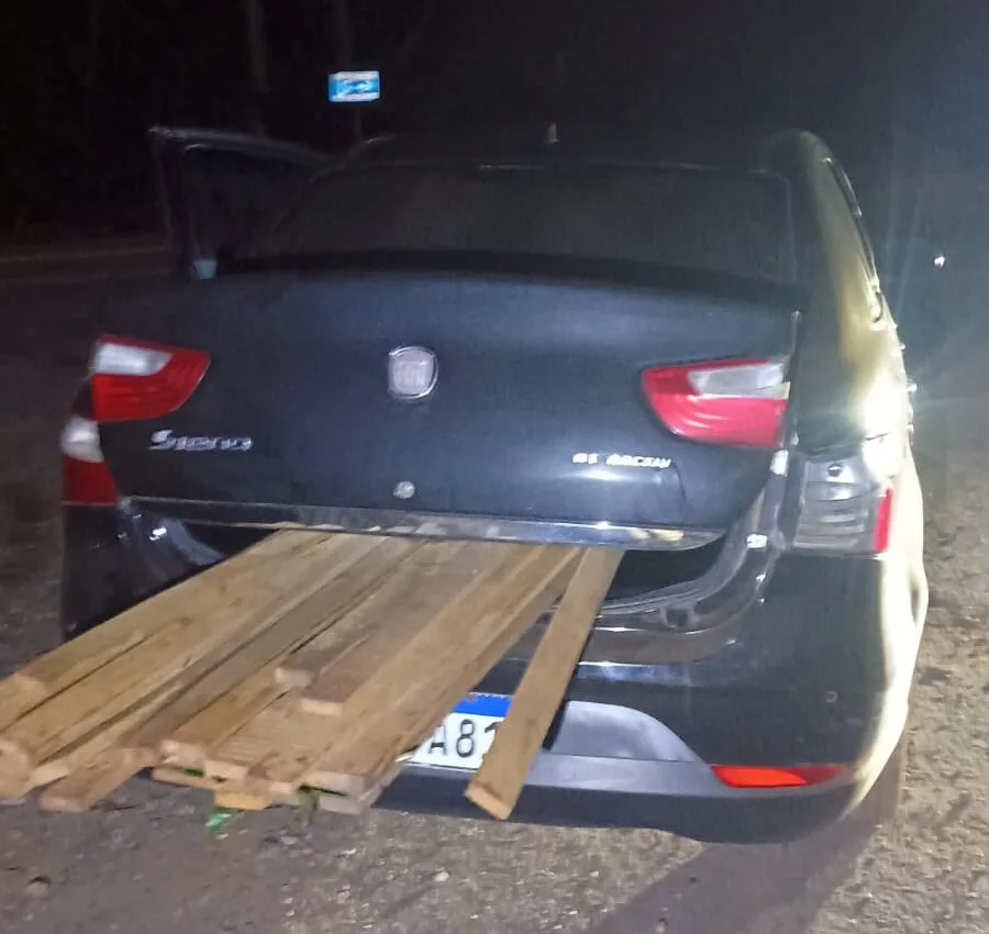 Motorista abandona carro carregado com madeira furtada e foge para mata ao avistar polícia em Itabira