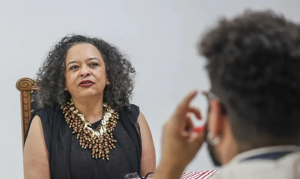 Ana Maria Gonçalves afirma que literatura negra disputa a narrativa histórica do Brasil e ajuda a compreender o racismo