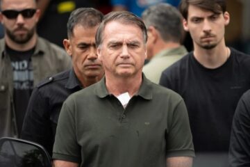 PF faz buscas na casa de Bolsonaro para localizar armas e munições