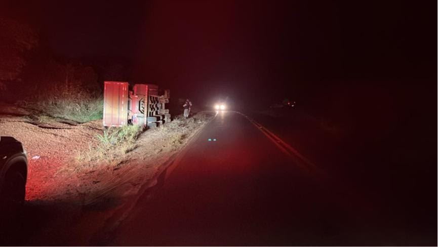 Motorista morre após carreta carregada de minério tombar na MG-129, em Catas Altas