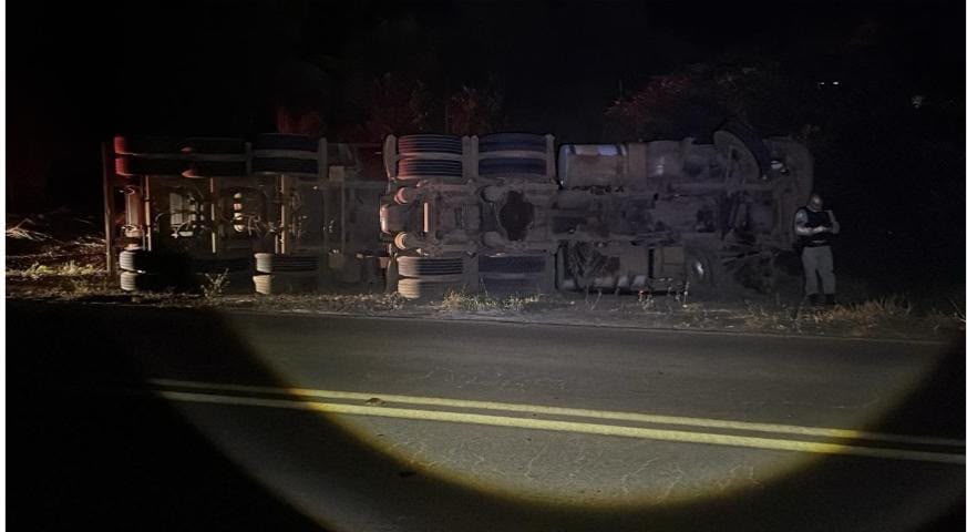 Motorista morre após carreta carregada de minério tombar na MG-129, em Catas Altas