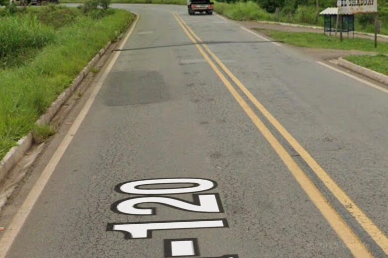 Motociclista bate em placa e despenca em barranco às margens da MGC-120 em Itabira