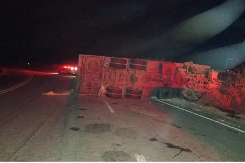 Carga de milho é saqueada após caminhão tombar na MGC-120, entre Itabira e Nova Era Carga de milho é saqueada após caminhão tombar na MGC-120, entre Itabira e Nova Era