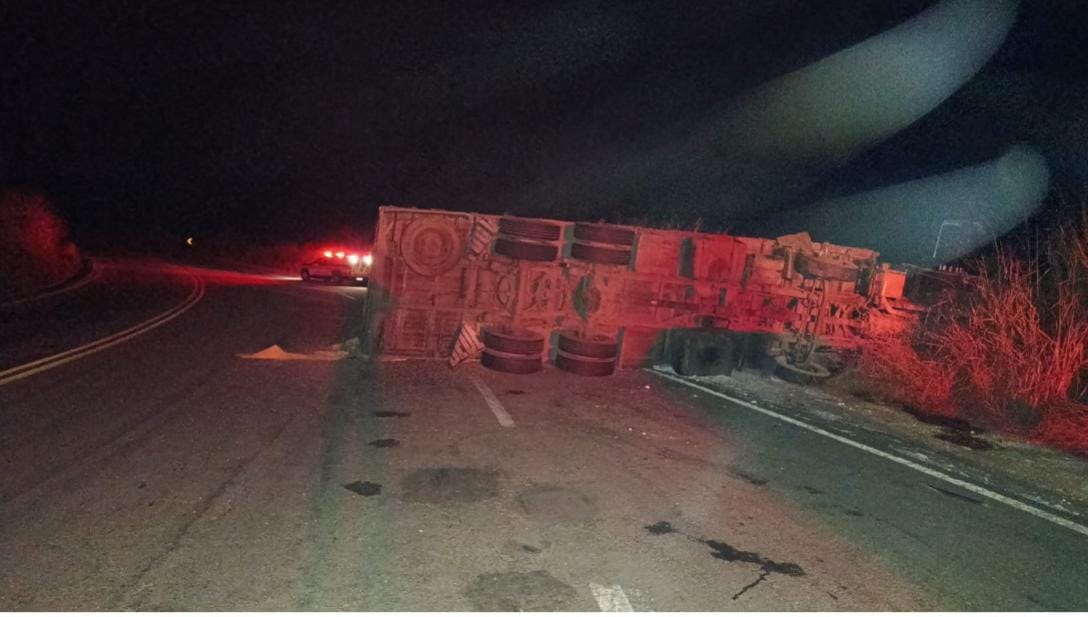 Carga de milho é saqueada após caminhão tombar na MGC-120, entre Itabira e Nova Era