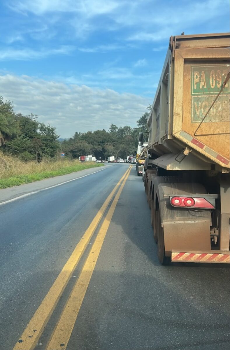 Obras provocam retenções em diferentes trechos da BR-381 nesta segunda-feira; veja os pontos de maior lentidão