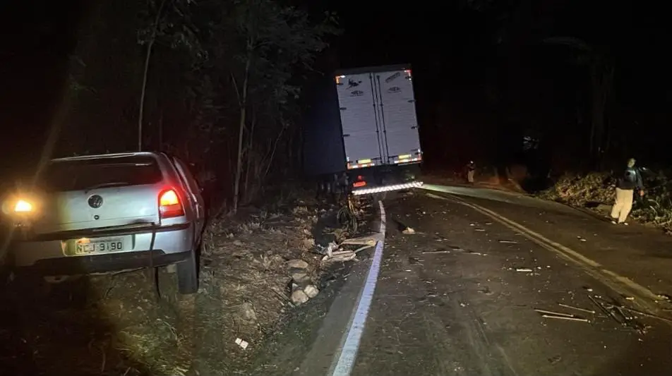 Colisão entre carro e caminhão deixa um morto e um ferido na MG-123, em Rio Piracicaba