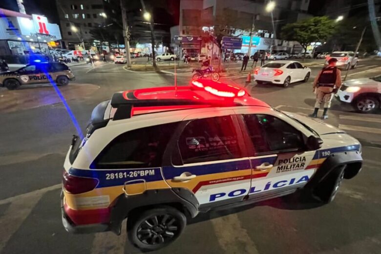 Colisão entre carro e motocicleta deixa casal ferido na Esplanada da Estação, em Itabira Colisão entre carro e motocicleta deixa casal ferido na Esplanada da Estação, em Itabira