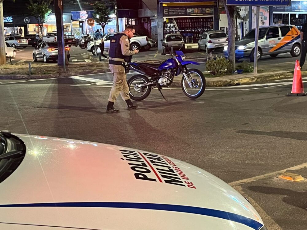 Colisão entre carro e motocicleta deixa casal ferido na Esplanada da Estação, em Itabira