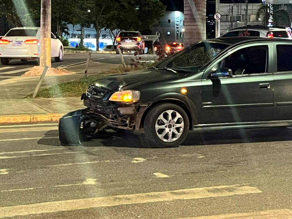 Colisão entre carro e motocicleta deixa casal ferido na Esplanada da Estação, em Itabira