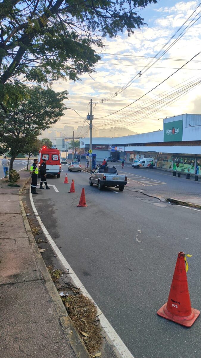 Motorista passa mal ao volante e ônibus invade canteiro central em Itabira